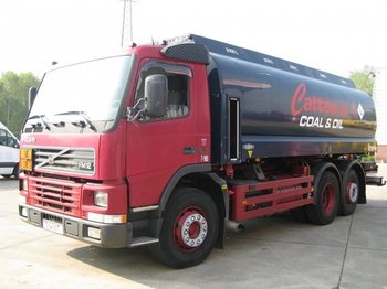 Camión cisterna para transporte de combustible VOLVO: foto 1