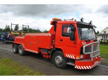 Camión portavehículos para transporte de equipos pesados VOLVO FL10: foto 1