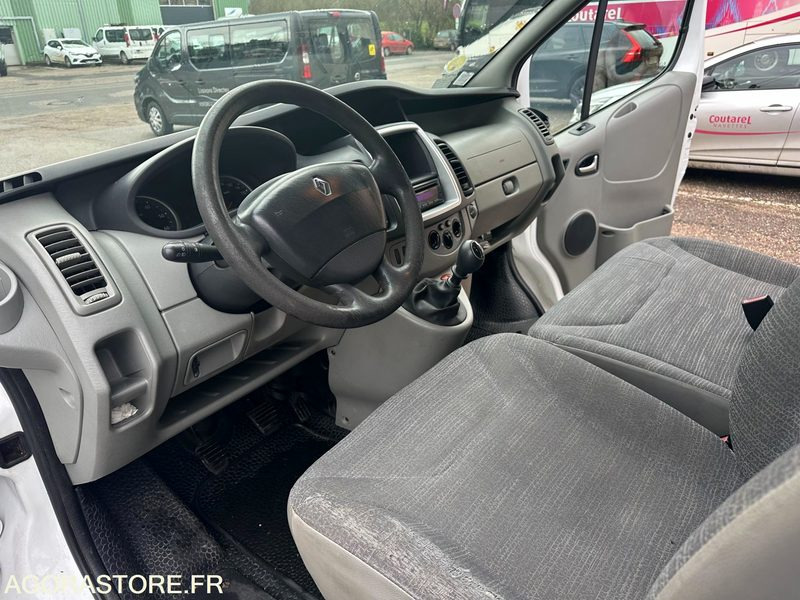 Minibús Renault Trafic 9 places / CK-040-DG / 361 846kms