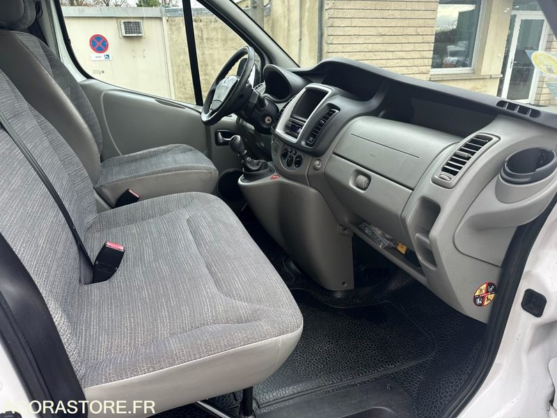 Minibús Renault Trafic 9 places / CK-040-DG / 361 846kms