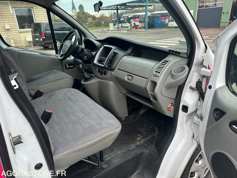 Minibús Renault Trafic 9 places / CK-910-VW / 325 196kms