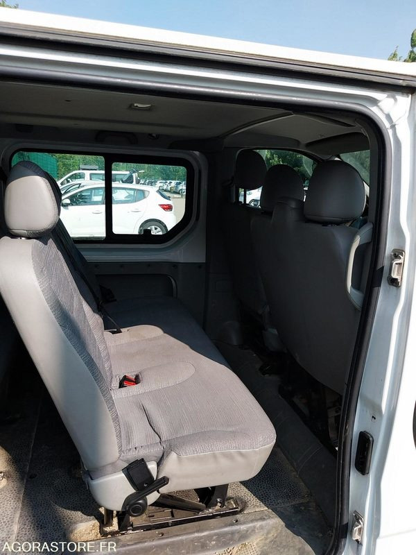 Minibús Renault Trafic 9 places DA-953-LM de 2013 avec 135 698 kms