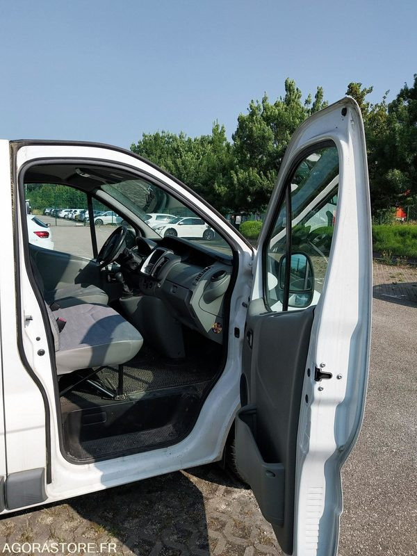 Minibús Renault Trafic 9 places DA-953-LM de 2013 avec 135 698 kms