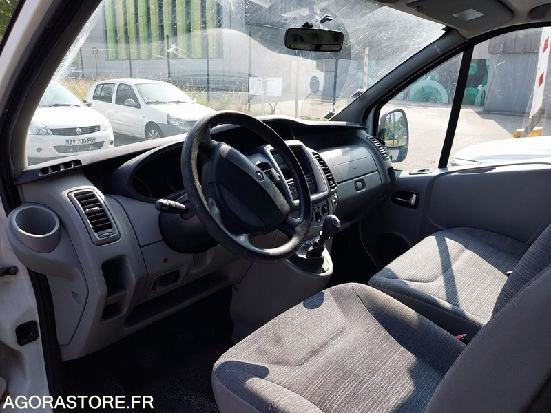 Minibús Renault Trafic 9 places DA-953-LM de 2013 avec 135 698 kms