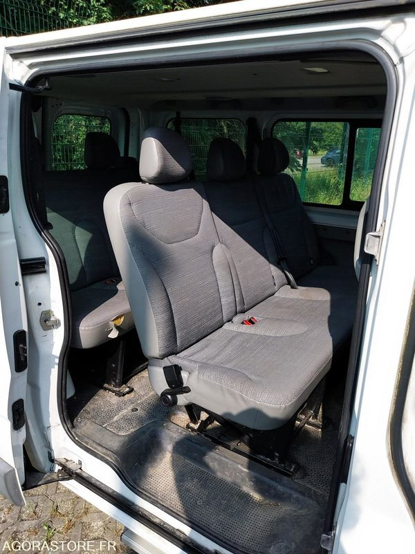 Minibús Renault Trafic 9 places DA-953-LM de 2013 avec 135 698 kms