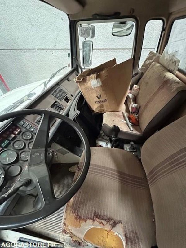 Cabeza tractora RENAULT TRACTEUR C290 4X4 110KM/H  282500 KM