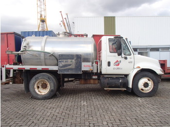 International 4300 4X2 VACUUM TRUCK - Camión cisterna