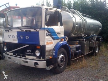 Volvo F7 - Camión cisterna