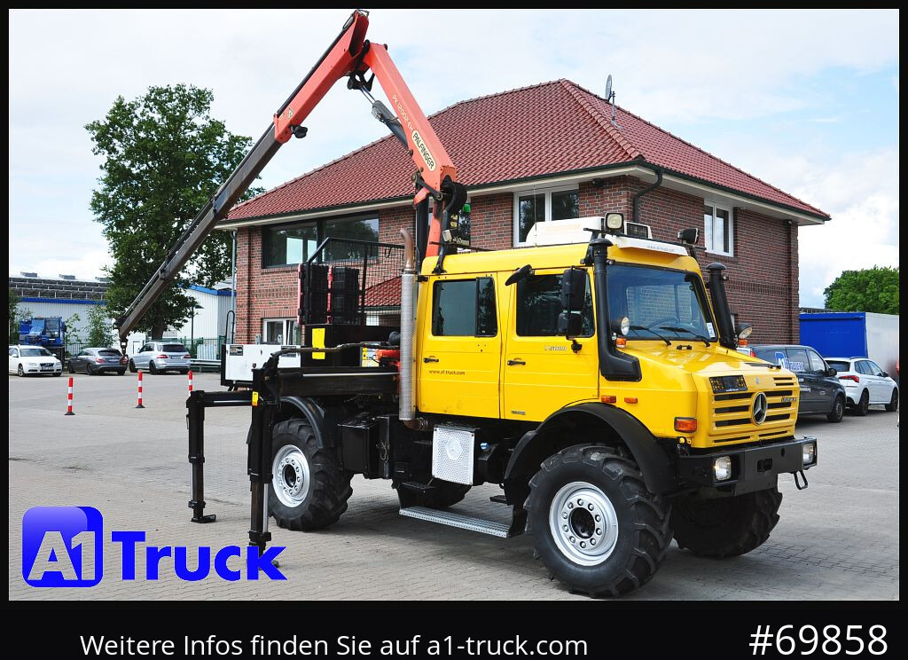 Camión grúa MERCEDES-BENZ Unimog U 5000 437/45 Kran Doka 6 Sitze