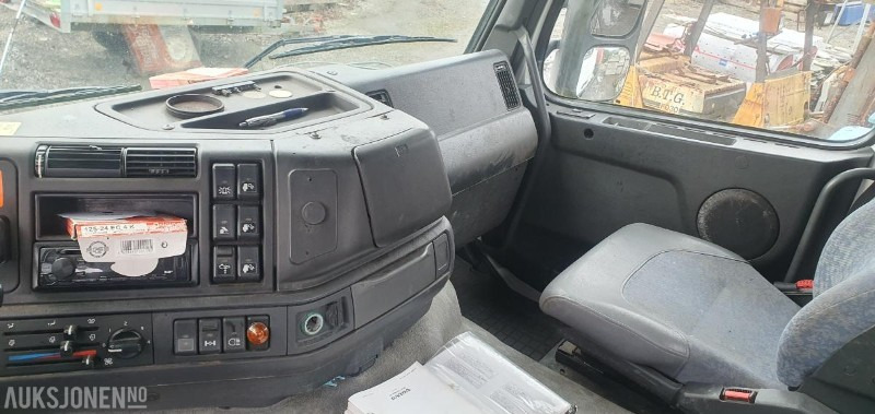 Camión multibasculante 2000 Volvo FM-12 MED KASSE OG MASKINFLAK