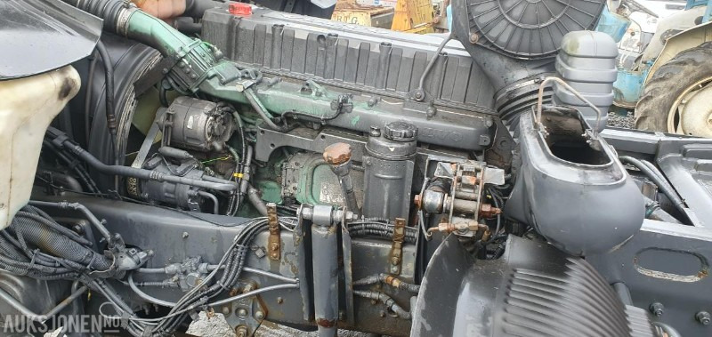 Camión multibasculante 2000 Volvo FM-12 MED KASSE OG MASKINFLAK