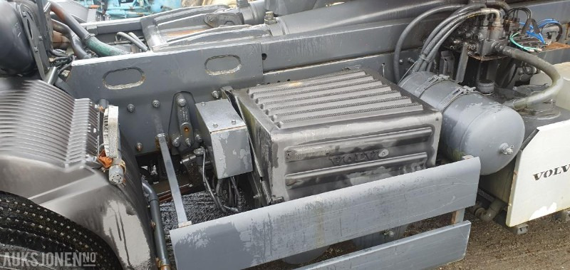 Camión multibasculante 2000 Volvo FM-12 MED KASSE OG MASKINFLAK