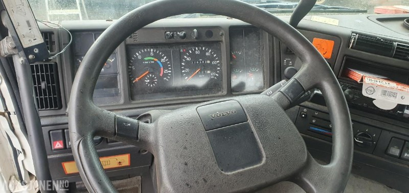 Camión multibasculante 2000 Volvo FM-12 MED KASSE OG MASKINFLAK