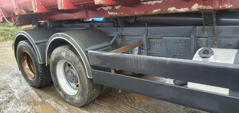 Camión multibasculante 2000 Volvo FM-12 MED KASSE OG MASKINFLAK