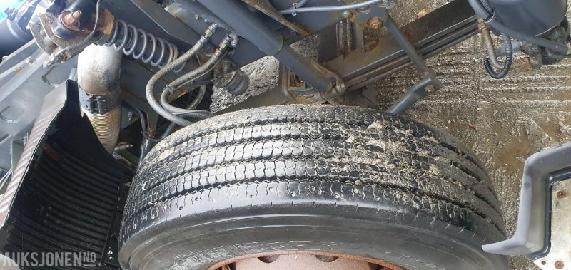 Camión multibasculante 2000 Volvo FM-12 MED KASSE OG MASKINFLAK