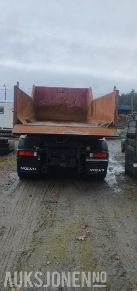 Camión multibasculante 2000 Volvo FM-12 MED KASSE OG MASKINFLAK