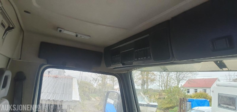 Camión multibasculante 2000 Volvo FM-12 MED KASSE OG MASKINFLAK