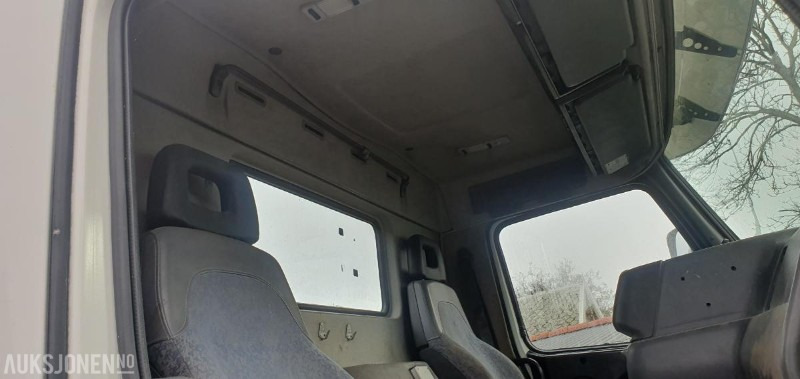 Camión multibasculante 2000 Volvo FM-12 MED KASSE OG MASKINFLAK