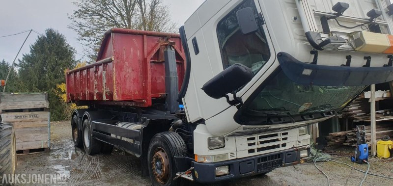 Camión multibasculante 2000 Volvo FM-12 MED KASSE OG MASKINFLAK