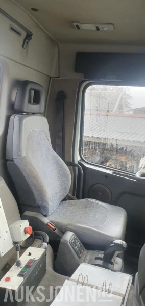 Camión multibasculante 2000 Volvo FM-12 MED KASSE OG MASKINFLAK