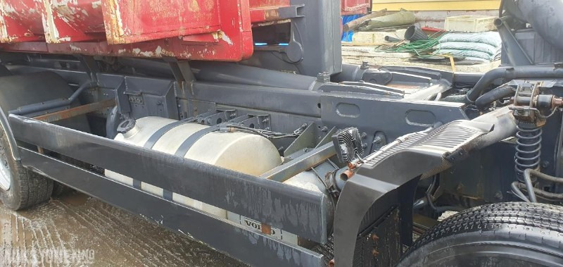 Camión multibasculante 2000 Volvo FM-12 MED KASSE OG MASKINFLAK