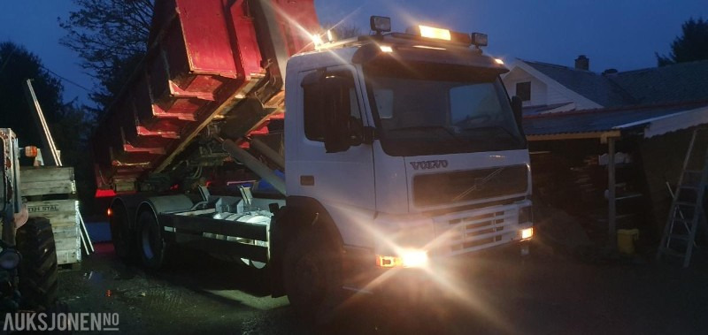 Camión multibasculante 2000 Volvo FM-12 MED KASSE OG MASKINFLAK