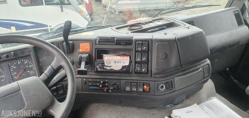 Camión multibasculante 2000 Volvo FM-12 MED KASSE OG MASKINFLAK