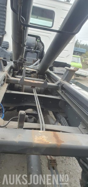 Camión multibasculante 2000 Volvo FM-12 MED KASSE OG MASKINFLAK