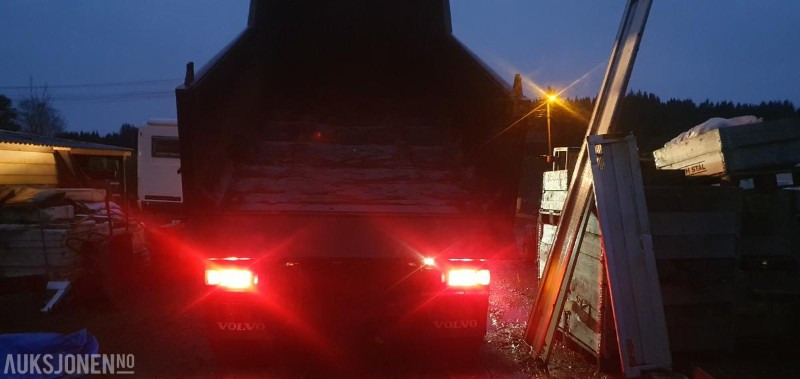 Camión multibasculante 2000 Volvo FM-12 MED KASSE OG MASKINFLAK