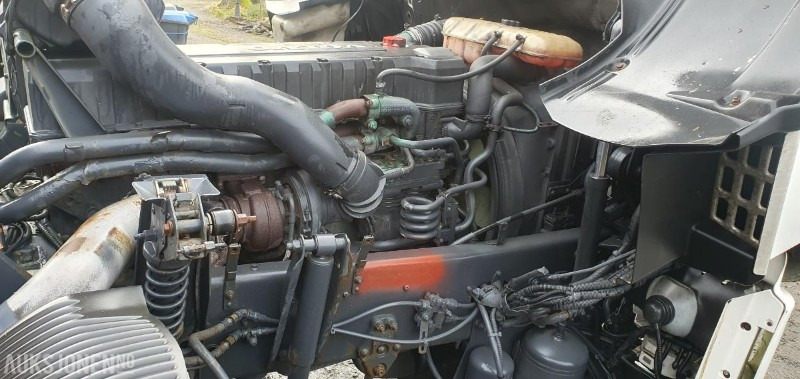 Camión multibasculante 2000 Volvo FM-12 MED KASSE OG MASKINFLAK