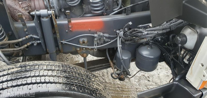 Camión multibasculante 2000 Volvo FM-12 MED KASSE OG MASKINFLAK