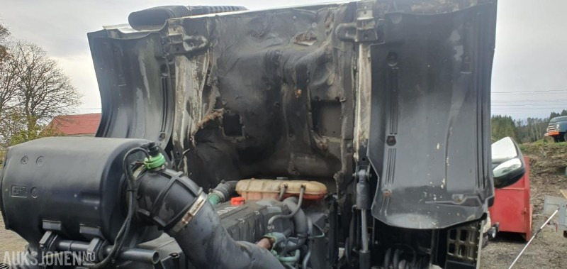 Camión multibasculante 2000 Volvo FM-12 MED KASSE OG MASKINFLAK