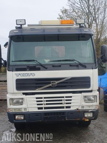 Camión multibasculante 2000 Volvo FM-12 MED KASSE OG MASKINFLAK