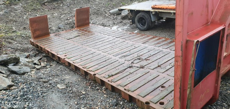 Camión multibasculante 2000 Volvo FM-12 MED KASSE OG MASKINFLAK