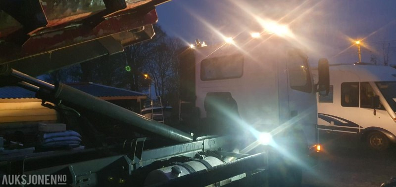 Camión multibasculante 2000 Volvo FM-12 MED KASSE OG MASKINFLAK