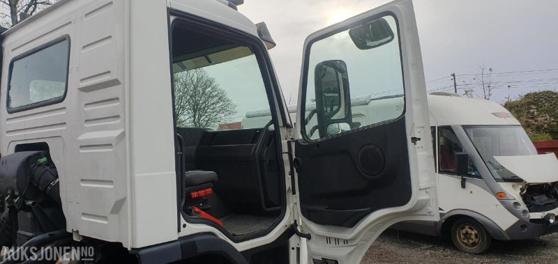 Camión multibasculante 2000 Volvo FM-12 MED KASSE OG MASKINFLAK