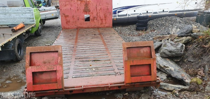 Camión multibasculante 2000 Volvo FM-12 MED KASSE OG MASKINFLAK