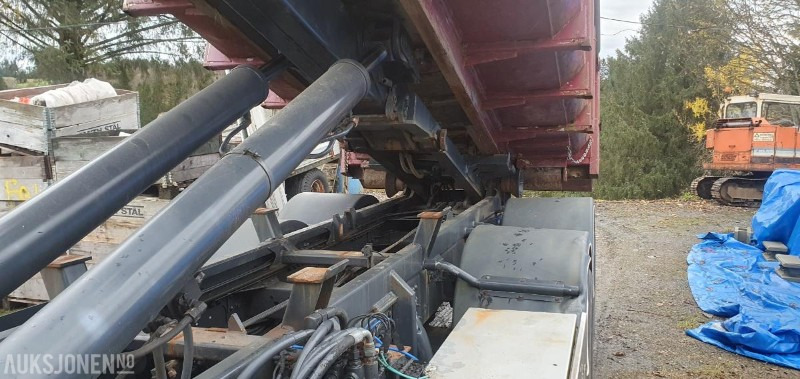 Camión multibasculante 2000 Volvo FM-12 MED KASSE OG MASKINFLAK