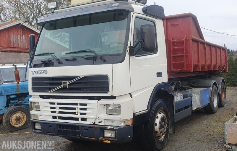 Camión multibasculante 2000 Volvo FM-12 MED KASSE OG MASKINFLAK