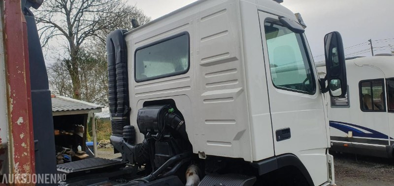 Camión multibasculante 2000 Volvo FM-12 MED KASSE OG MASKINFLAK