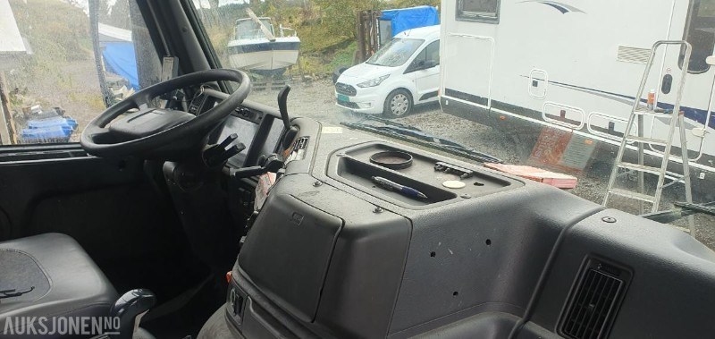 Camión multibasculante 2000 Volvo FM-12 MED KASSE OG MASKINFLAK