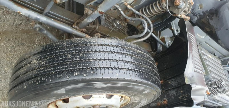 Camión multibasculante 2000 Volvo FM-12 MED KASSE OG MASKINFLAK