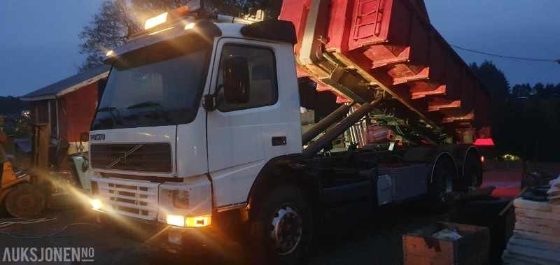 Camión multibasculante 2000 Volvo FM-12 MED KASSE OG MASKINFLAK