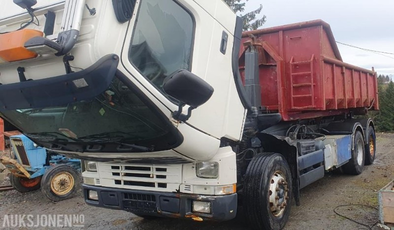 Camión multibasculante 2000 Volvo FM-12 MED KASSE OG MASKINFLAK