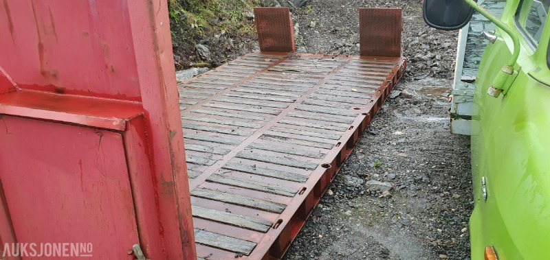 Camión multibasculante 2000 Volvo FM-12 MED KASSE OG MASKINFLAK