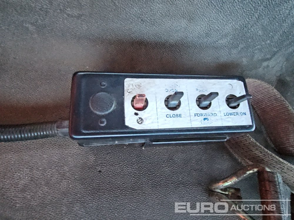 Camión multibasculante 2005 Volvo FM12 340