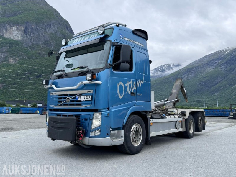 Camión multibasculante 2011 Volvo FH 13 - 540 - Krokbil - Brøyterigget - Fjernstyrt JOAB krokløft - S90 sandstrøere
