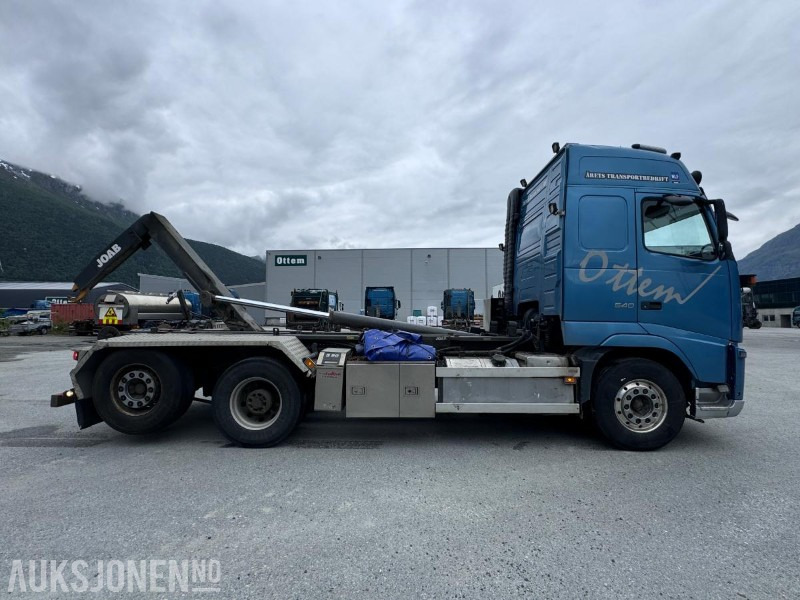 Camión multibasculante 2011 Volvo FH 13 - 540 - Krokbil - Brøyterigget - Fjernstyrt JOAB krokløft - S90 sandstrøere