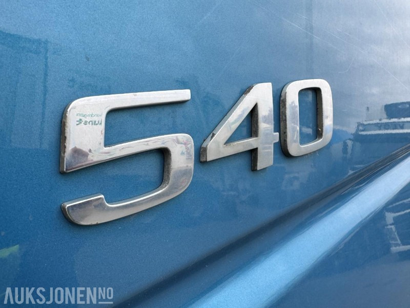 Camión multibasculante 2019 Volvo FH 540 - Krokbil - Fjernstyrt Palfinger krokløftpåbygg med knekk på tårn - Nylig EU godkjent