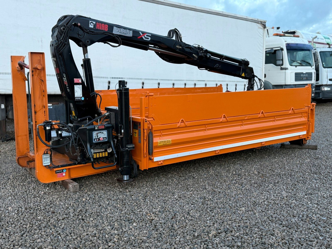 Camión multibasculante Abrollcontainer mit Hiab Kran 077 B- 3